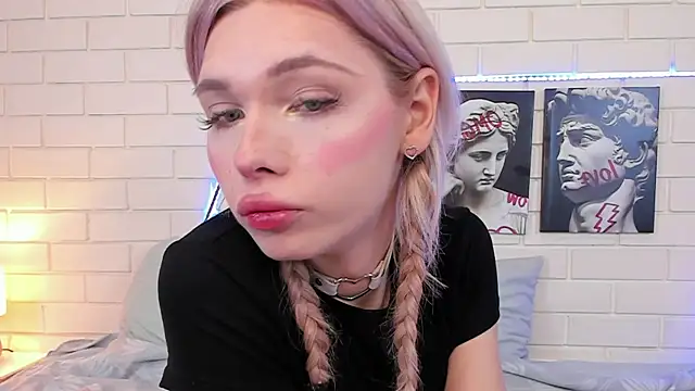 Blondy Fina online show from September 15, 2025, 4:46 am