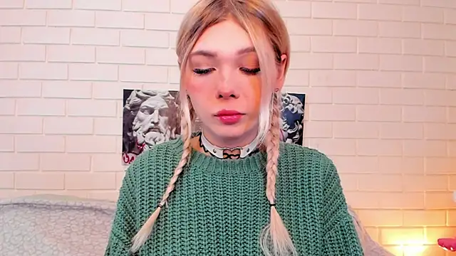 Blondy Fina online show from December 3, 2025, 4:24 am