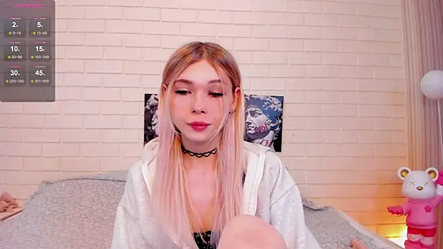 Blondy Fina online show from December 1, 2025, 4:13 am