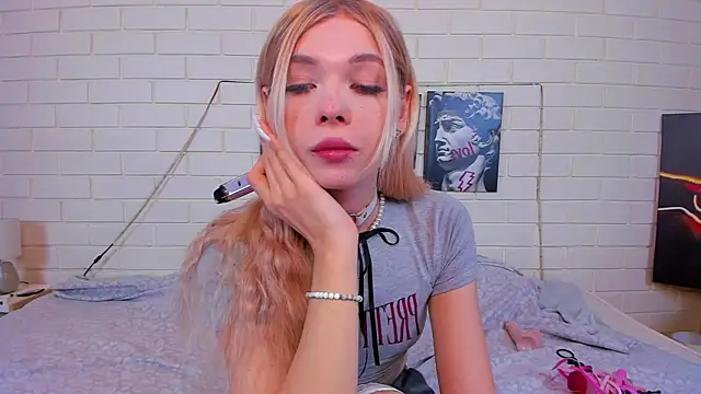 Blondy Fina online show from October 5, 2025, 4:47 am