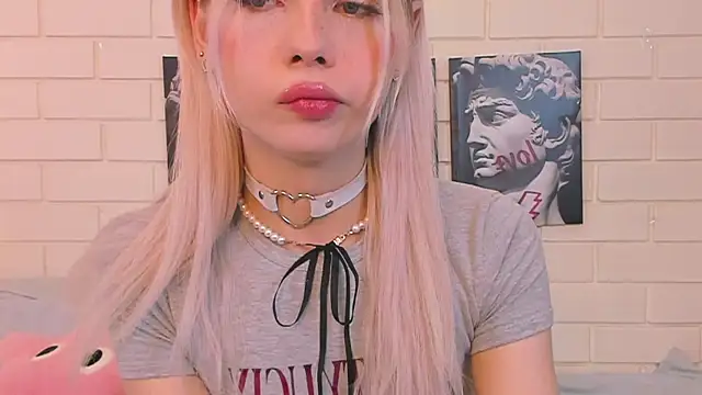 Blondy Fina online show from October 24, 2025, 4:44 am