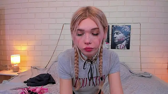 Blondy Fina online show from September 22, 2025, 5:02 am