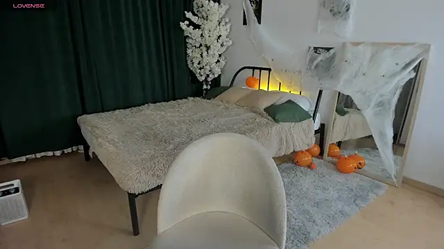 Snapshot of LiliaMoons chatting on October 31, 2025, 10:23 am LiliaMoons online show from October 31, 2025, 10:23 am