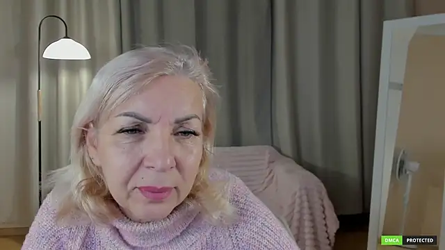 Snapshot of LiliaMoons chatting on December 2, 2025, 10:17 am LiliaMoons online show from December 2, 2025, 10:17 am