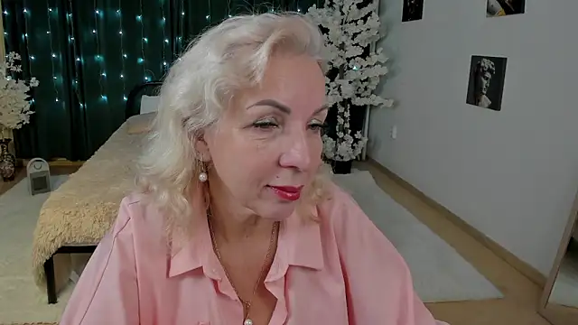 Snapshot of LiliaMoons chatting on December 15, 2025, 9:48 am LiliaMoons online show from December 15, 2025, 9:48 am