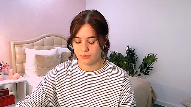 lil angel  online show from November 28, 2025, 9:09 am