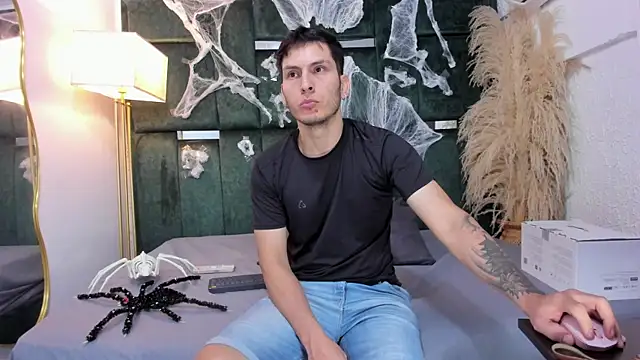 Snapshot of Charlotte_Brian chatting on October 14, 2025, 11:58 pm Charlotte Brian online show from October 14, 2025, 11:58 pm