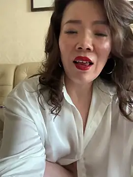Snapshot of anna_yngs chatting on June 4, 2026, 3:33 am anna yngs online show from June 4, 2026, 3:33 am