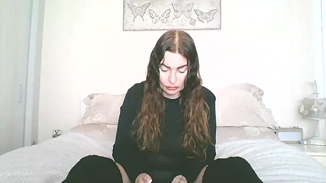 EllaKent online show from April 14, 2026, 9:14 am