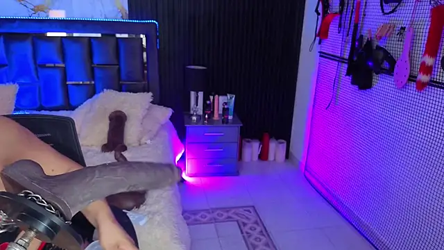 Snapshot of Issafoxx chatting on February 21, 2026, 12:29 pm Issafoxx online show from February 21, 2026, 12:29 pm