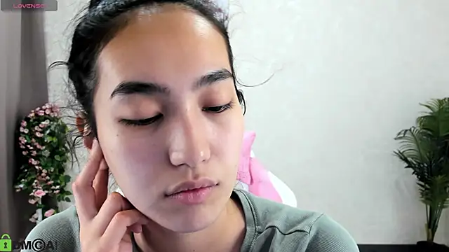 Snapshot of FlirtyAura chatting on October 28, 2025, 3:18 am FlirtyAura online show from October 28, 2025, 3:18 am