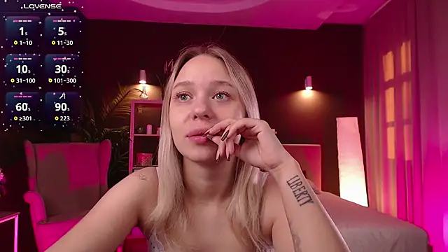 Snapshot of Pooja_Hegde chatting on September 27, 2025, 1:12 am Pooja Hegde online show from September 27, 2025, 1:12 am