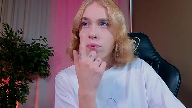 BarbieRichy online show from October 1, 2025, 5:34 am