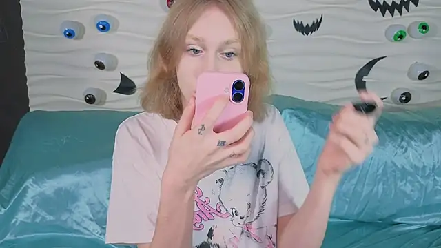 BarbieRichy online show from November 1, 2025, 5:25 am