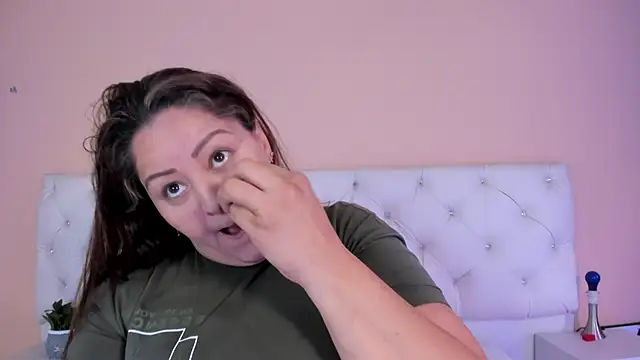 Snapshot of katte_landerr chatting on January 17, 2026, 12:20 pm katte landerr online show from January 17, 2026, 12:20 pm