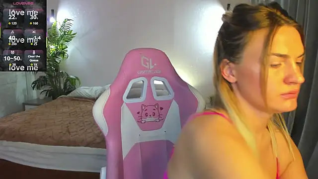 Snapshot of Marie_Ellie chatting on November 3, 2025, 1:11 am Marie Ellie online show from November 3, 2025, 1:11 am