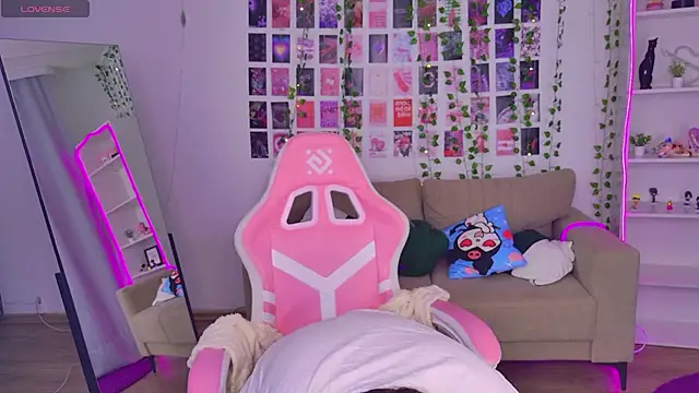 Snapshot of Moon__Bunny chatting on April 15, 2026, 3:16 pm Moon Bunny online show from April 15, 2026, 3:16 pm