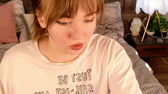 Snapshot of Moon__Bunny chatting on May 6, 2026, 1:26 pm Moon Bunny online show from May 6, 2026, 1:26 pm