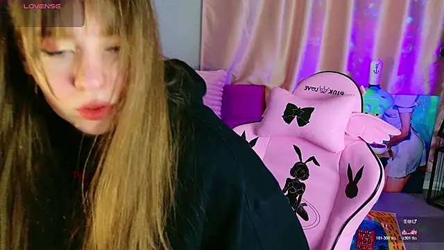 Snapshot of Moon__Bunny chatting on May 3, 2026, 1:36 pm Moon Bunny online show from May 3, 2026, 1:36 pm