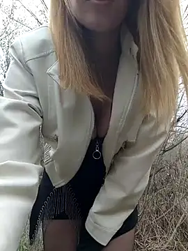 Snapshot of YOOUR_EVAA chatting on April 9, 2026, 8:20 am YOOUR EVAA online show from April 9, 2026, 8:20 am