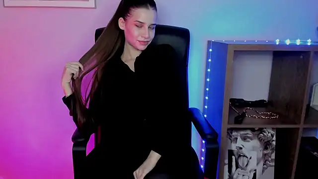 Snapshot of LuxMaya chatting on December 19, 2025, 7:44 am LuxMaya online show from December 19, 2025, 7:44 am