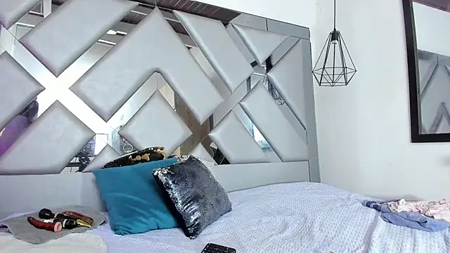 Lorenn Hill online show from November 25, 2025, 1:00 pm