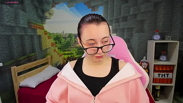 Snapshot of ClaraParks chatting on December 3, 2025, 8:19 pm ClaraParks online show from December 3, 2025, 8:19 pm