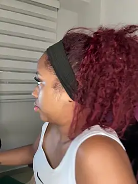 Snapshot of _Zahara_ chatting on February 18, 2026, 11:56 pm Zahara online show from February 18, 2026, 11:56 pm