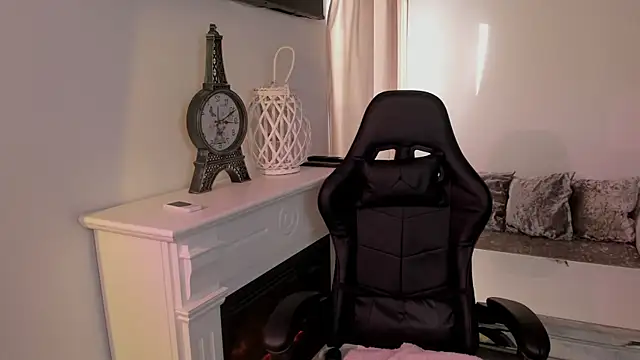 EvaBllake online show from November 14, 2025, 6:28 am