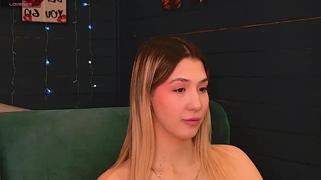 Snapshot of Bella_svon chatting on April 12, 2026, 8:28 am Bella svon online show from April 12, 2026, 8:28 am
