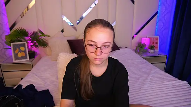 ArrinaWairr online show from September 12, 2025, 7:41 am