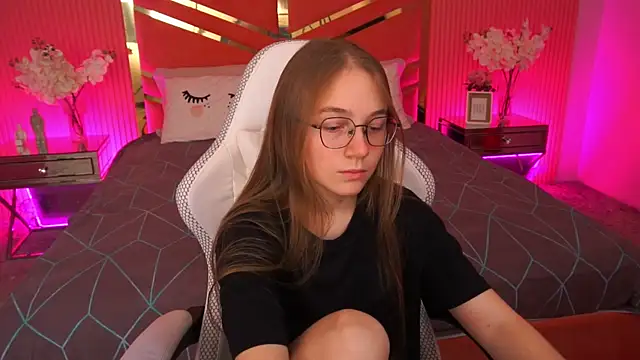 ArrinaWairr online show from October 3, 2025, 7:43 am