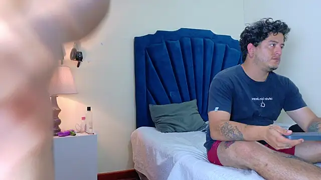 Snapshot of RoxyandAron2 chatting on April 4, 2026, 12:12 pm RoxyandAron2 online show from April 4, 2026, 12:12 pm