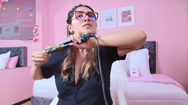 Snapshot of maddie_beauty chatting on November 18, 2025, 8:01 pm maddie beauty online show from November 18, 2025, 8:01 pm