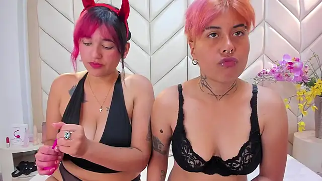 Snapshot of AnnieAndReach chatting on December 19, 2025, 12:25 am AnnieAndReach online show from December 19, 2025, 12:25 am