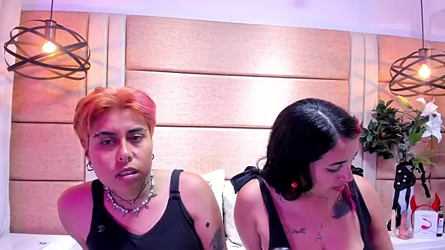 Snapshot of AnnieAndReach chatting on December 22, 2025, 7:36 pm AnnieAndReach online show from December 22, 2025, 7:36 pm