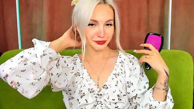 Snapshot of LisaFoxyMe chatting on October 8, 2025, 8:27 am LisaFoxyMe online show from October 8, 2025, 8:27 am