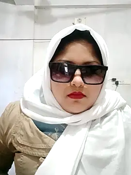 Snapshot of Nusrat-N chatting on January 6, 2026, 5:44 am Nusrat-N online show from January 6, 2026, 5:44 am