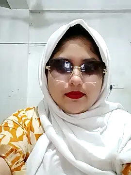 Snapshot of Nusrat-N chatting on April 8, 2026, 10:11 pm Nusrat-N online show from April 8, 2026, 10:11 pm