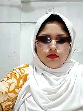 Snapshot of Nusrat-N chatting on April 6, 2026, 11:28 pm Nusrat-N online show from April 6, 2026, 11:28 pm