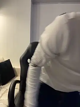 Snapshot of AdrianRinaldi chatting on January 6, 2026, 8:02 pm AdrianRinaldi online show from January 6, 2026, 8:02 pm