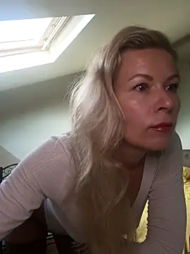 Snapshot of Julia_Giulia chatting on October 25, 2025, 4:55 am Julia Giulia online show from October 25, 2025, 4:55 am