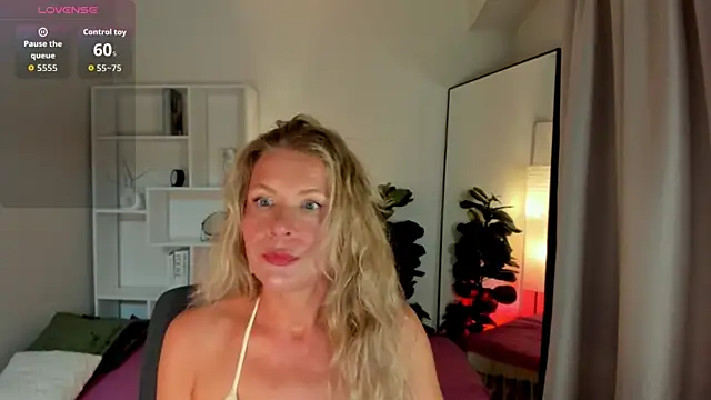 Snapshot of Julia_Giulia chatting on July 9, 2026, 8:30 pm Julia Giulia online show from July 9, 2026, 8:30 pm
