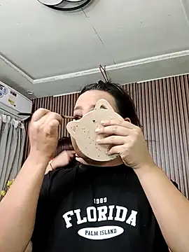 Snapshot of Hotcum_ella chatting on October 27, 2025, 11:27 pm Hotcum ella online show from October 27, 2025, 11:27 pm