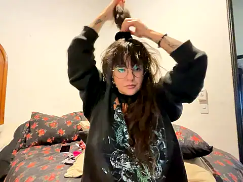 Snapshot of xhellsbells666x chatting on December 16, 2025, 9:19 pm xhellsbells666x online show from December 16, 2025, 9:19 pm