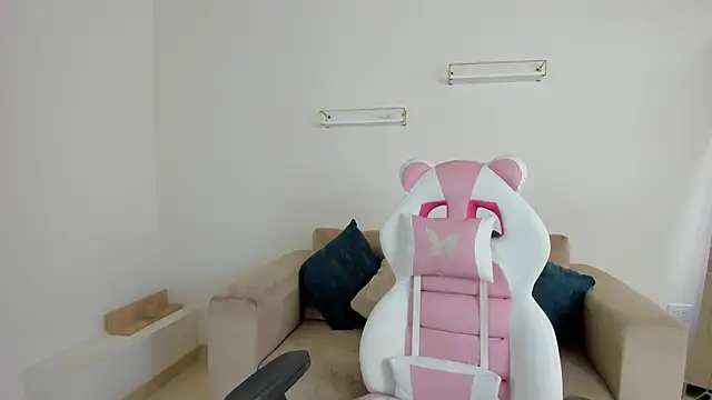 april smiith online show from November 19, 2025, 12:16 pm