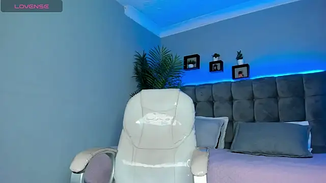 Snapshot of Thomas_moon chatting on April 15, 2026, 1:04 pm Thomas moon online show from April 15, 2026, 1:04 pm