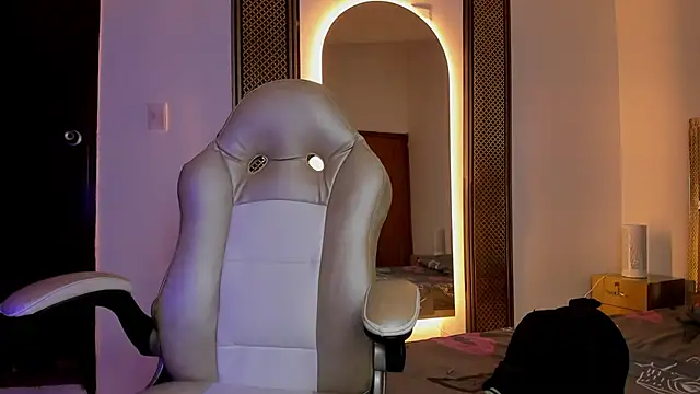 Elowen Clark online show from November 29, 2025, 7:36 pm