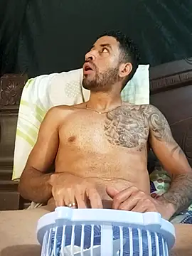 Snapshot of Alexsexygamer chatting on November 16, 2025, 8:13 pm Alexsexygamer online show from November 16, 2025, 8:13 pm