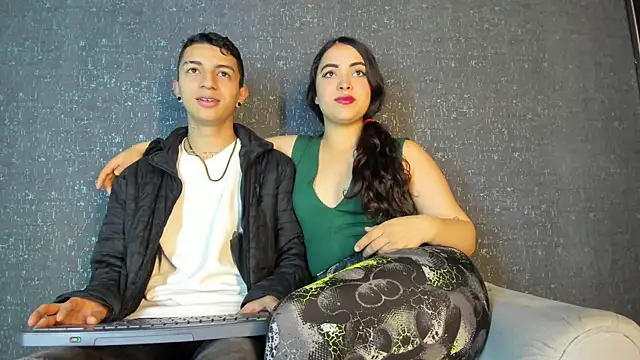 NickandAbby  online show from November 18, 2025, 12:41 pm